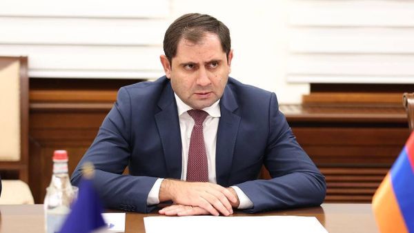 Министр обороны Сурен Папикян принял чрезвычайного и полномочного посла Франции Оливье Декотиньи (4 октября 2023). Еревaн - Sputnik Армения