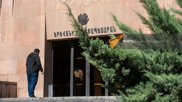 Мужчина у входа в здание мэрии Еревана - Sputnik Армения