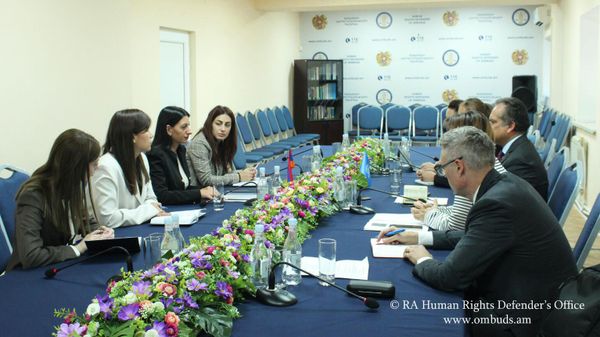 Защитник прав человека Анаит Манасян приняла делегацию во главе с руководителем и представителем Офиса ООН по координации гуманитарных вопросов в Женеве Моханом Рамешем Раджасингамом (5 октября 2023). Еревaн - Sputnik Армения