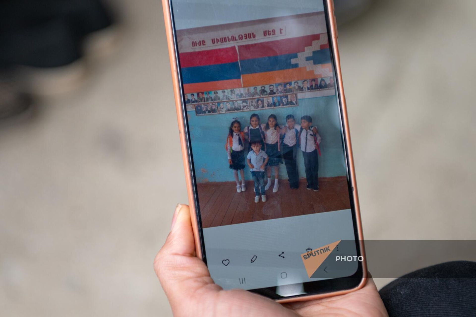 Вынужденная переселенка Лилит показывает фотографию школы Аскерана  - Sputnik Արմենիա, 1920, 06.10.2023