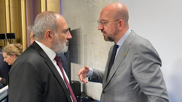 Встреча премьер-министра Армении Никола Пашиняна и председателя Европейского совета Шарля Мишеля на полях саммита европейского политического сообщества (5 октября 2023). Гранада - Sputnik Армения