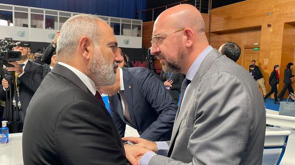 Встреча премьер-министра Армении Никола Пашиняна и председателя Европейского совета Шарля Мишеля на полях саммита европейского политического сообщества (5 октября 2023). Гранада - Sputnik Армения