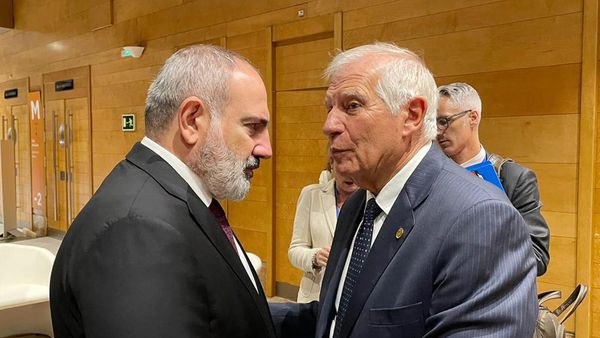 Встреча премьер-министра Армении Никола Пашиняна и верховного представителя ЕС по иностранным делам и политике безопасности Жозепа Борреля на полях саммита европейского политического сообщества (5 октября 2023). Гранада - Sputnik Армения