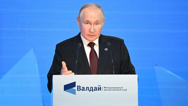Президент РФ Владимир Путин выступает на пленарной сессии XX Ежегодного заседания Международного дискуссионного клуба Валдай (5 октября 2023). Сочи - Sputnik Армения