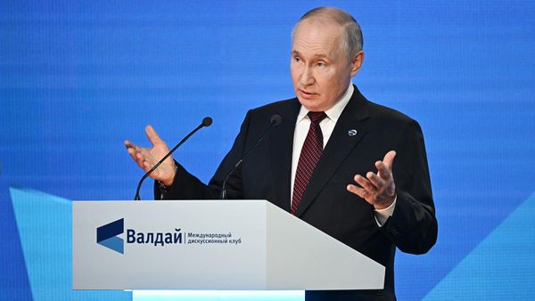 Президент РФ Владимир Путин выступает на пленарной сессии XX Ежегодного заседания Международного дискуссионного клуба Валдай (5 октября 2023). Сочи - Sputnik Армения