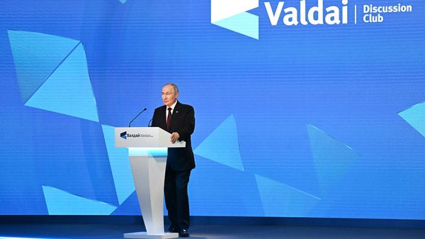 Президент РФ Владимир Путин выступает на пленарной сессии XX Ежегодного заседания Международного дискуссионного клуба Валдай (5 октября 2023). Сочи - Sputnik Армения