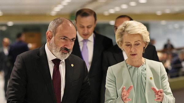 Встреча премьер-министра Армении Никола Пашиняна и председателя Европейской комиссии Урсулы фон дер Ляйен на полях саммита европейского политического сообщества (5 октября 2023). Гранада - Sputnik Армения