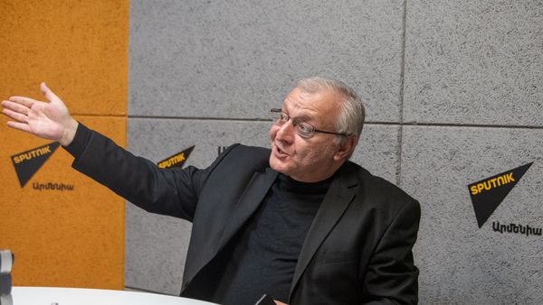 Политический аналитик Сурен Суренянц в гостях радио Sputnik - Sputnik Армения