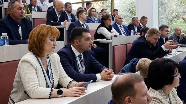 Директор Департамента агропромышленной политики Евразийской экономической политики Армен Арутюнян (в центре) на панельной дискуссии Стратегия развития производства органической продукции - Sputnik Армения
