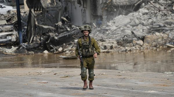 Израильский солдат возле полицейского участка, захваченного боевиками ХАМАС (8 октября 2023). Сдерот - Sputnik Армения