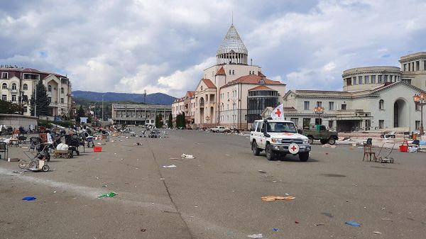 Автомобиль МККК на площади Возрождения в Степанакерте - Sputnik Армения