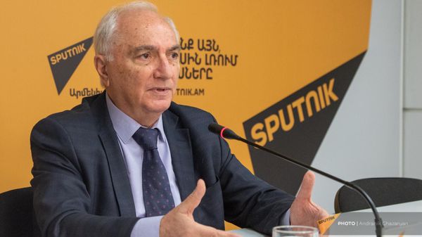 Лидер Демократической партии Арам Саркисян во время пресс-конференции по теме новых вызовов, стоящих перед Арменией (9 октября 2023). Еревaн - Sputnik Армения