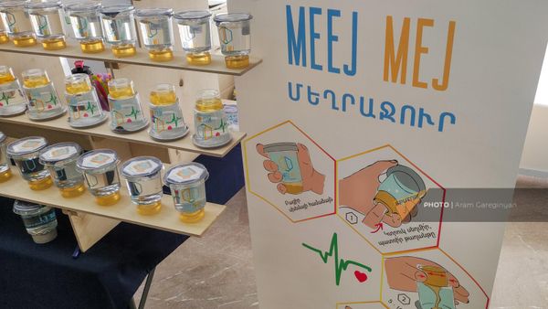 Медовый напиток в стаканчиках авторской конструкции от компании Meej (Ванадзор) на выставке PanArmenian Expo в Еревaне - Sputnik Армения
