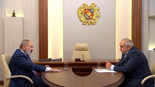 Премьер-министр Никол Пашинян во время интервью Петросу Каразяну - Sputnik Армения