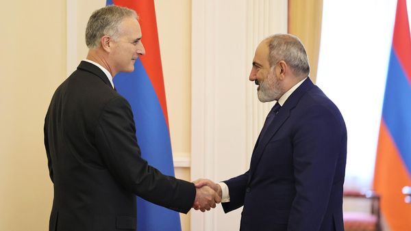 Премьер-министр Никол Пашинян принял старшего советника США по кавказским переговорам, сопредседателя Минской группы ОБСЕ от США Луи Боно (11 октября 2023). Еревaн - Sputnik Армения