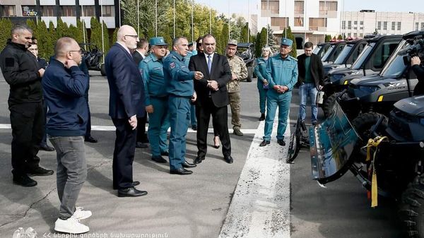 Министр внутренних дел Ваге Казарян в сопровождении директора Спасательной службы Камо Цуцуляна посетил Спасательную службу (11 октября 2023). Еревaн - Sputnik Армения