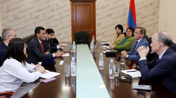 Արթուր Մարտիրոսյանն ընդունել է ՅՈՒՆԵՍԿՕ-ի կրթության և նորարարության տնօրինության ղեկավար, Կրթություն-2030 ստորաբաժանման տնօրենի պաշտոնակատար Սոբհի Տավիլին - Sputnik Արմենիա