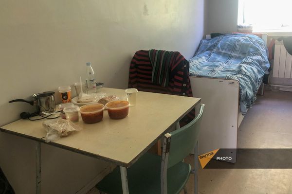 Комната в Инфекционной больнице Гюмри, куда временно заселили вынужденных переселенцев из Нагорного Карабаха Комната в Инфекционной больнице Гюмри, куда временно заселили вынужденных переселенцев из Нагорного Карабаха - Sputnik Армения