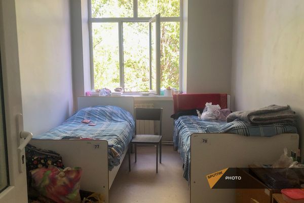 Комната в Инфекционной больнице Гюмри, куда временно заселили вынужденных переселенцев из Нагорного Карабаха Комната в Инфекционной больнице Гюмри, куда временно заселили вынужденных переселенцев из Нагорного Карабаха - Sputnik Армения