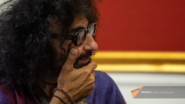 Скрипач Ара Маликян на пресс конференции в преддверии концерта (13 октября 2023). Еревaн - Sputnik Армения