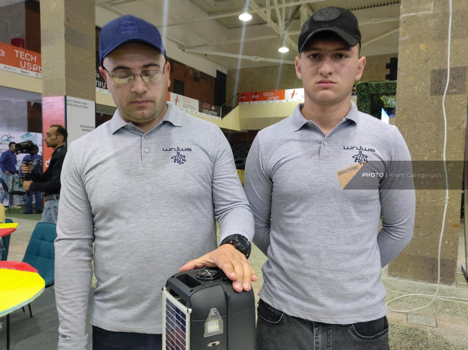 Инструктор школьной инженерной лаборатории ArMarh в селе Покр Манташ (Ширакская область) Геворг Казарян (слева) с одним из учеников - Sputnik Արմենիա, 1920, 13.10.2023
