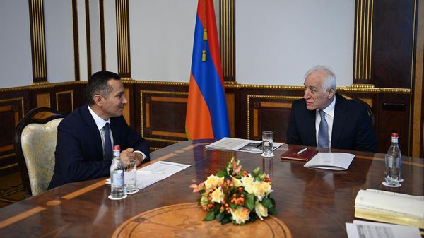 Ռոբերտ Ղուկասյանն ու Հայաստանի Վահագն Խաչատուրյանը աշխատանքային խորհրդակցության ժամանակ - Sputnik Արմենիա