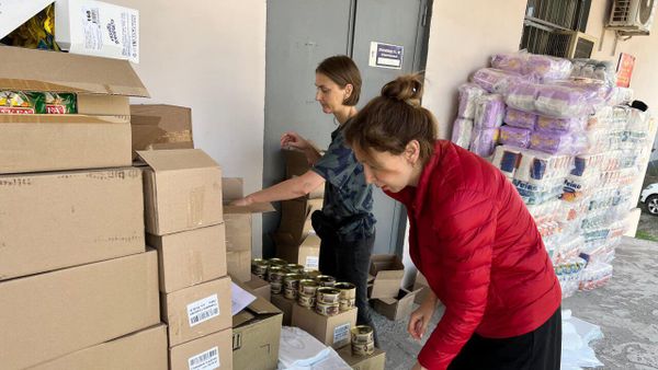 Представители Русского дома и посольства России в Армении расфасовали тысячу наборов гуманитарного груза для переселенцев из Нагорного Карабаха - Sputnik Армения