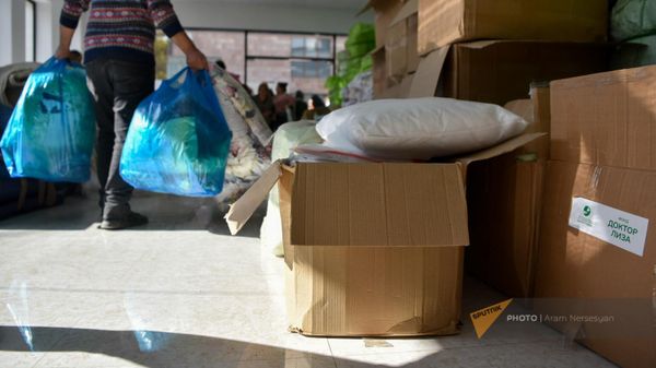 Гуманитарная помощь вынужденным переселенцам из Нагорного Карабаха, временно проживающим в Масисе (17 октября 2023). Масис - Sputnik Армения