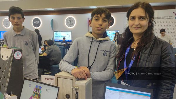 Инструктор школьной инженерной лаборатории ArMath школы N 19 города Ванадзор Ануш Торосян вместе с учениками - Sputnik Армения