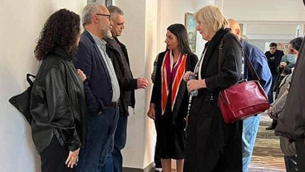 Защитник прав человека Анаит Манасян и комиссар Совета Европы по правам человека Дуня Миятович посетили временное жилище вынужденных переселенцев из Нагорного Карабаха (17 октября 2023). Агавнадзор - Sputnik Армения