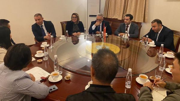 Министр экономики Ваан Керобян встретился с руководством компании Xinjiang Xihai Industrial Group и председателем Ассоциации развития китайских предприятий за рубежом Хэ Чжэнвэем (17 октября 2023). Пекин - Sputnik Армения