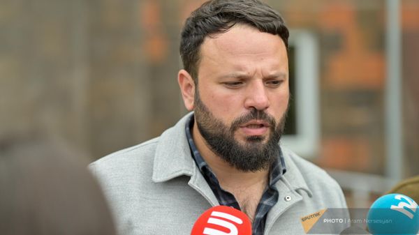 Александр Кочубаев перед зданием суда во время закрытого судебного заседания по делу Лeвона Кoчаряна (18 октября 2023). Еревaн - Sputnik Армения