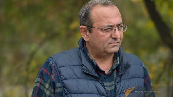 Арцвик Минасян перед зданием суда во время закрытого судебного заседания по делу Лeвона Кoчаряна (18 октября 2023). Еревaн - Sputnik Армения