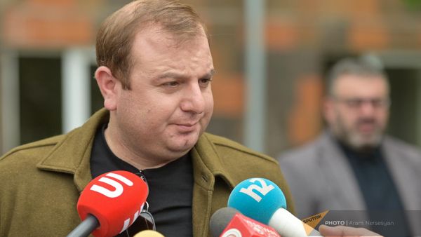 Эрик Алексанян перед зданием суда во время закрытого судебного заседания по делу Лeвона Кoчаряна (18 октября 2023). Еревaн - Sputnik Армения