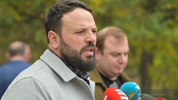 Александр Кочубаев перед зданием суда во время закрытого судебного заседания по делу Лeвона Кoчаряна (18 октября 2023). Еревaн - Sputnik Армения