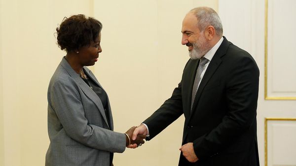 Премьер-министр Никол Пашинян провел рабочий обед с генеральным секретарем Международной организации Франкофонии Луиз Мушикивабо (18 октября 2023). Еревaн - Sputnik Армения