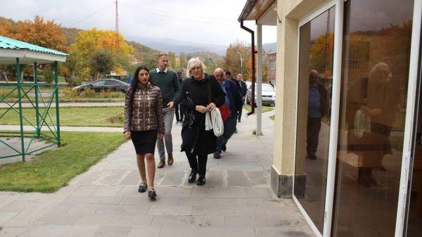 Защитник прав человека Анаит Манасян и комиссар Совета Европы по правам человека Дуня Миятович посетили вынужденных переселенцев из Нагорного Карабаха (18 октября 2023). Цахкадзор - Sputnik Армения