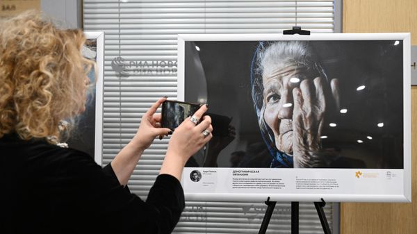 Посетительница фотовыставки перед началом торжественной церемонии объявления Гран-при и победителей конкурса фотожурналистики имени Андрея Стенина 2023 года в Международном мультимедийном пресс-центре Россия сегодня в Москве. - Sputnik Армения