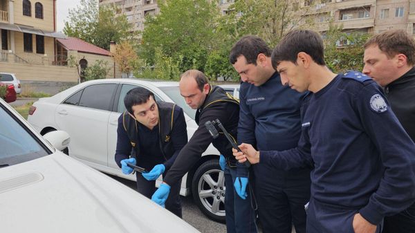 Сотрудники следственного комитета административных округов Ачапняк и Давташен проводят расследование с целью выяснения всех обстоятельств дела о покушении на убийство 54-летнего мужчины (19 октября 2023). Еревaн - Sputnik Армения