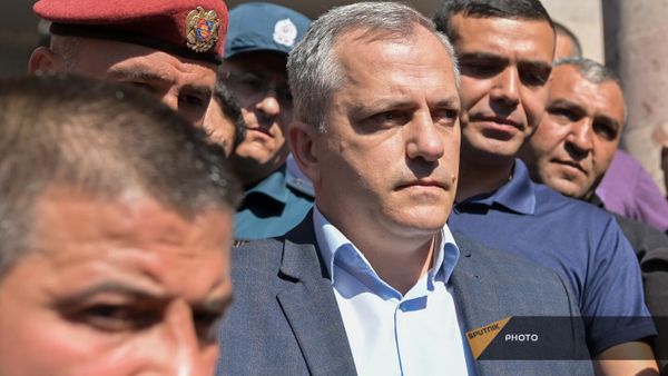 Президент Нагорного Карабаха Самвел Шахраманян обращается к собравшимся перед зданием представительства НКР в Ереване гражданам (20 октября 2023). Еревaн - Sputnik Армения