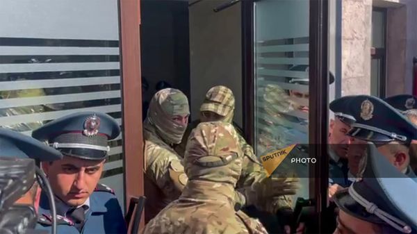Сотрудники правоохранительных органов заходят в здание представительства Нагорного Карабаха в Армении (20 октября 2023). Еревaн - Sputnik Армения