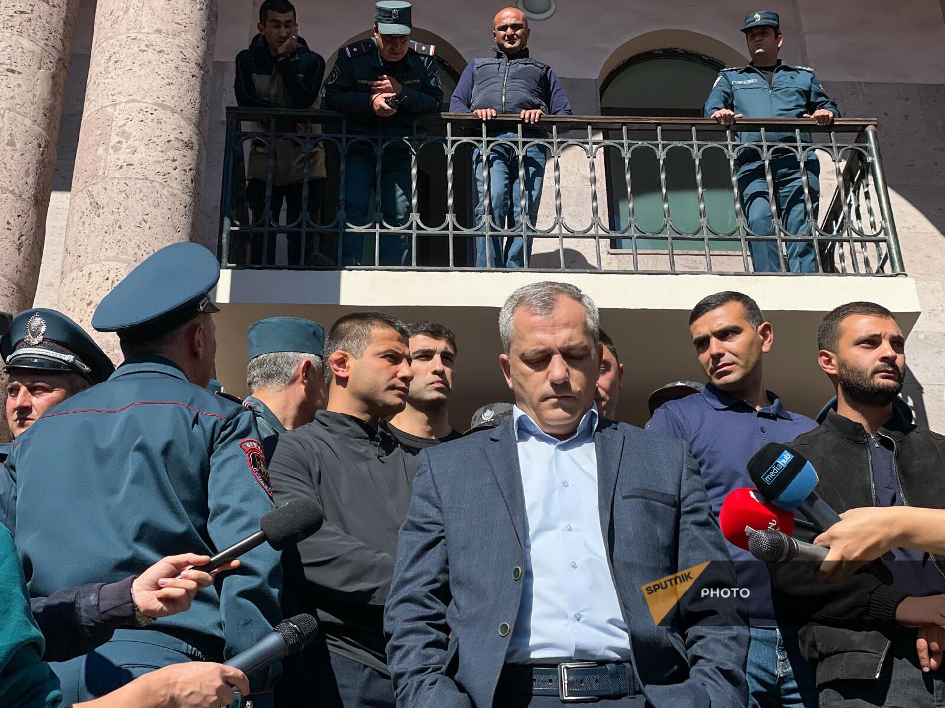 Президент Нагорного Карабаха Самвел Шахраманян обращается к собравшимся перед зданием представительства НКР в Ереване гражданам (20 октября 2023). Еревaн - Sputnik Армения, 1920, 20.10.2023