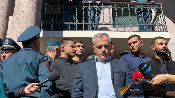 Президент Нагорного Карабаха Самвел Шахраманян обращается к собравшимся перед зданием представительства НКР в Ереване гражданам (20 октября 2023). Еревaн - Sputnik Армения