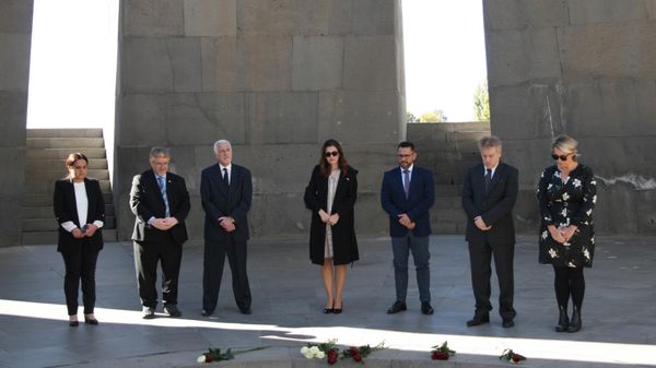 ՀՀ-ում Կանադայի նորանշանակ դեսպանն այցելել է Հայոց ցեղասպանության հուշահամալիր - Sputnik Արմենիա