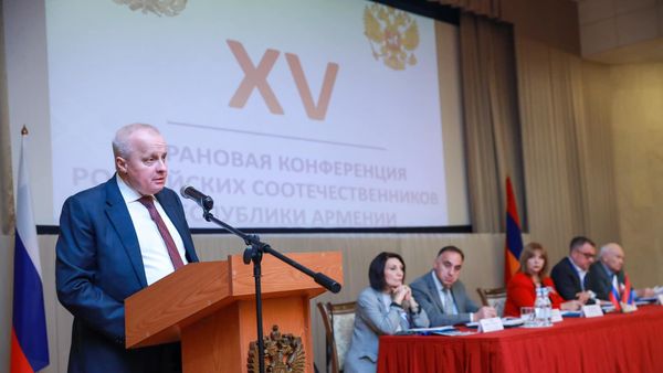Посол России Сергей Копыркин на конференции Русский мир Армении. Достижения и современные вызовы в Русском Доме (21 октября 2023). Еревaн - Sputnik Армения