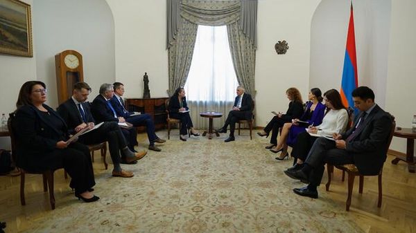 Вице-премьер Мгер Григорян принял делегацию во главе с руководителем Бюро Европы и Евразии агентства США по международному развитию (USAID) Эрин Маки (23 октября 2023). Еревaн - Sputnik Армения