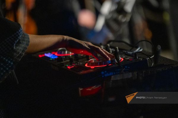 Мариам Мнацаканян у микшерного пульта на премьере Sounds of Garni в Гарнийском ущелье - Sputnik Армения