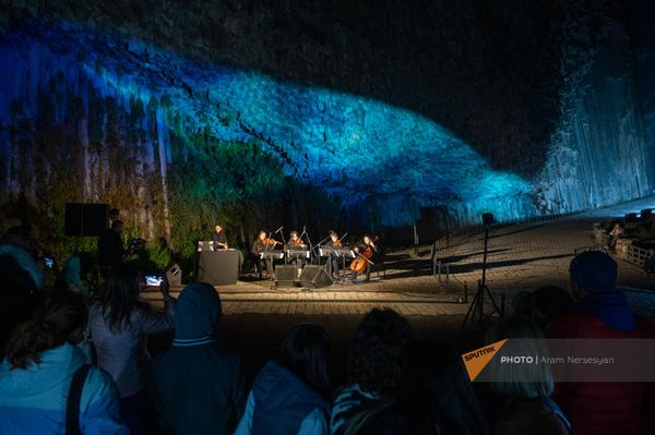 Премьера аудиовизуальной инсталляции Sounds of Garni в ущелье реки Азат. Перед зрителями выступает квартет Vivaldi - Sputnik Армения