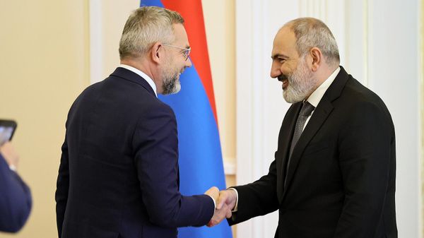 Премьер-министр Никол Пашинян принял делегацию, возглавляемую председателем комиссии по внешним связям Бундестага Германии Михаэлем Ротом (23 октября 2023). Еревaн - Sputnik Армения