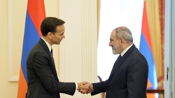 Премьер-министр Никол Пашинян принял заместителя помощника госсекретаря США по вопросам Южной Европы и Евразии Джошуа Хакина (24 октября 2023). Еревaн - Sputnik Армения